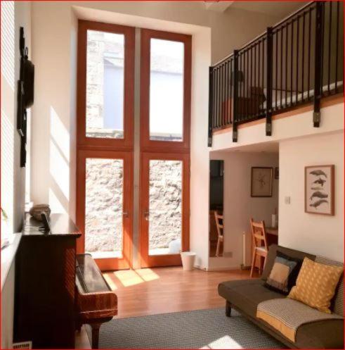 Central Mezzanine Apartment In Historic School إدنبرة المظهر الخارجي الصورة