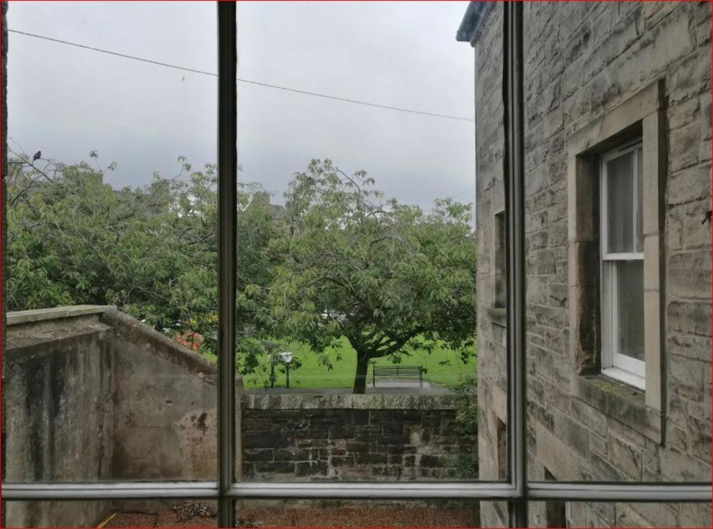 إدنبرة Central Mezzanine Apartment In Historic School المظهر الخارجي الصورة